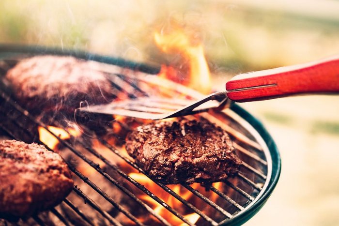 Barbecue met hamburger