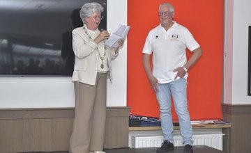 Wethouder Loes Heijs reikt zilveren erepenning uit aan Harrie Daems