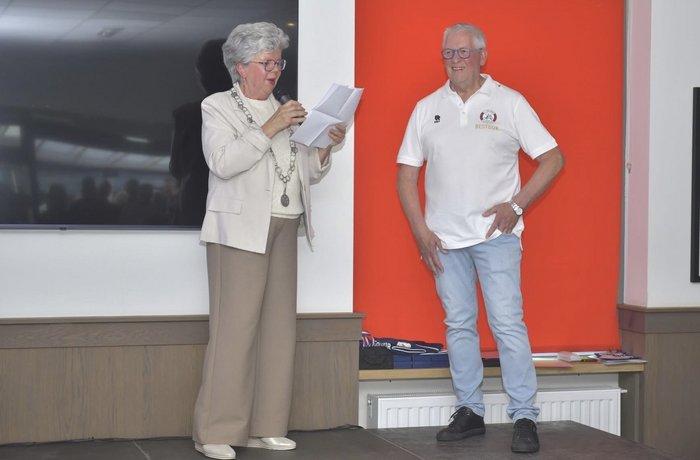 Wethouder Loes Heijs reikt zilveren erepenning uit aan Harrie Daems