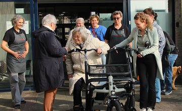 Wethouder Suzan Mandemakers op nieuwe duofiets