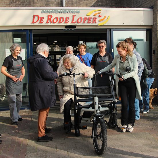 Wethouder Suzan Mandemakers op nieuwe duofiets