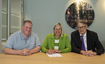 De drie fractievoorzitters tekenen het coalitieakkoord 