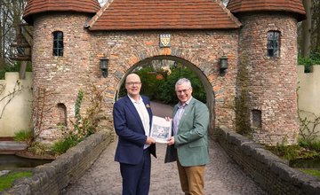 Efteling-directeur schudt hand van Wethouder