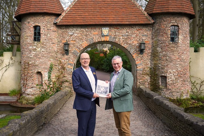 Efteling-directeur schudt hand van Wethouder