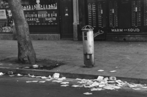 Afval naast een openbare vuilnisbak (1935 ca.)