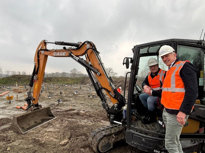Wethouder Louis Laros en Stephan Steijn (directeur van WIJK Holding B.V.) op de locatie waar de flexwoningen in Kaatsheuvel worden gebouwd. 