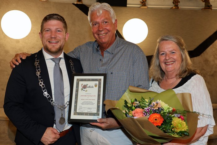 Leon Verweij ontvangt zilveren erepenning van burgemeester Davy Jansen