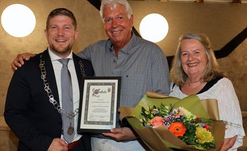 Leon Verweij ontvangt zilveren erepenning van burgemeester Davy Jansen