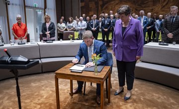 Burgemeester Davy Jansen zet zijn handtekening in het bijzijn van de Commissaris van de Koning van Noord-Brabant, Ine Adema.