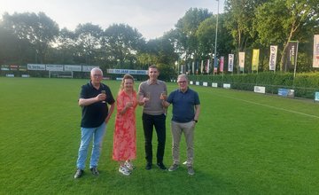 Van links naar rechts: penningmeester Harrie Daems, wethouder Suzan Mandemakers, voorzitter Henk van Rossum, secretaris Paul de Raad